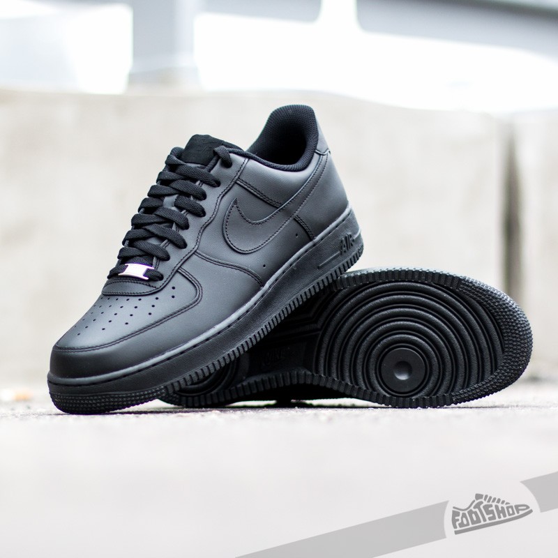 nike-air-force-1-07-black-black-3